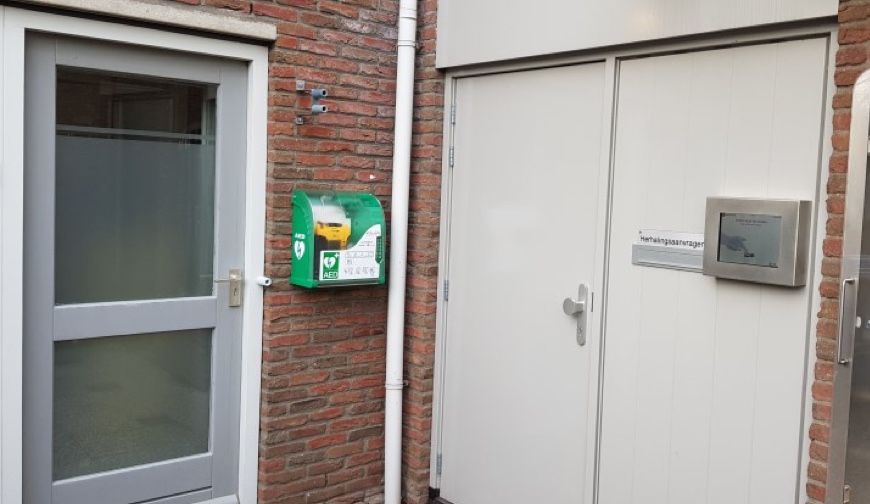 Eigen aed voor de hele wijk Monnikenhof geplaatst bij de apotheek