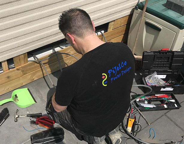 PiJelCo elektricien aan het werk